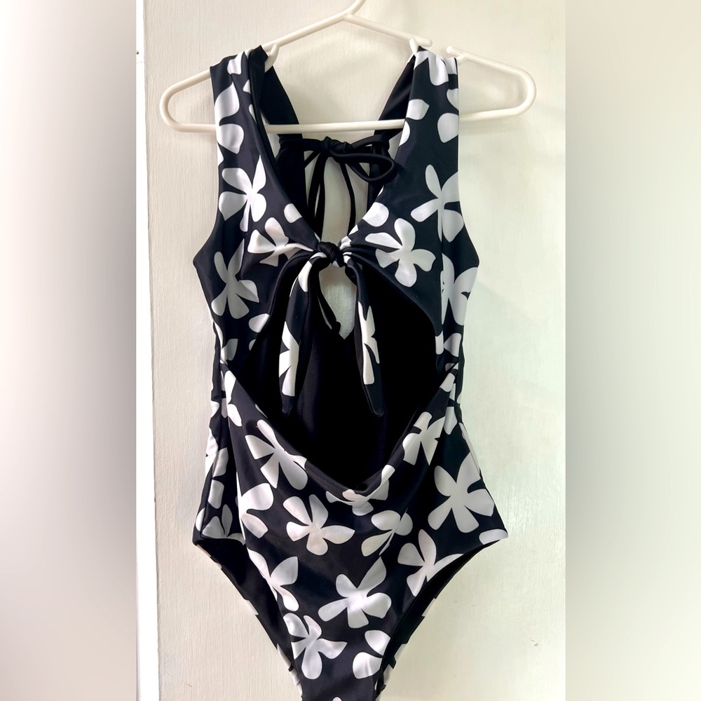Of One Sea cutout swim size 6/7
